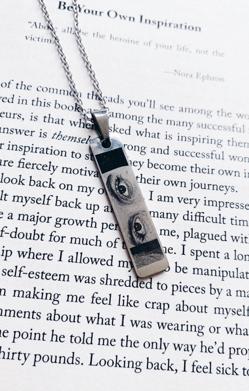 Collar mirada grabada